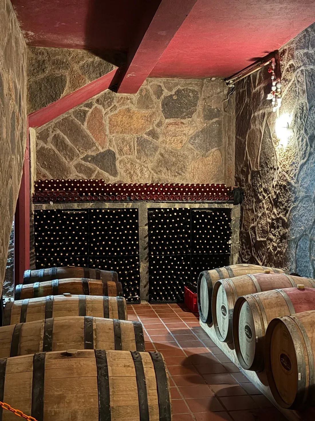 Barricas de roble y botellero en la cava de piedra